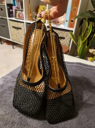 Sapatos Mesh Pretos Corrente Dourada