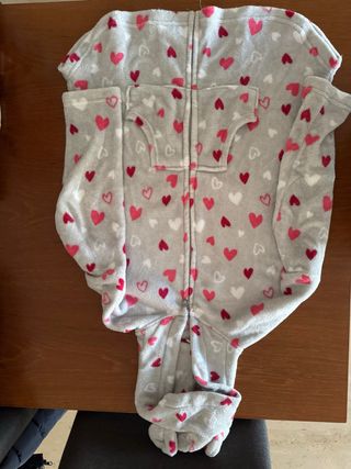 Pijama entero gris con corazones
