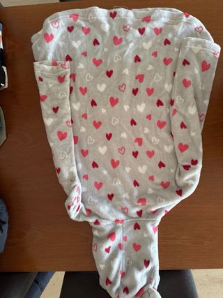 Pijama entero gris con corazones