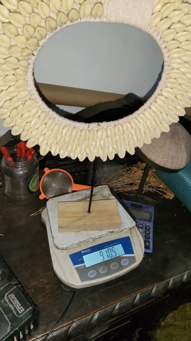 Figura decorativa étnica con conchas cauri