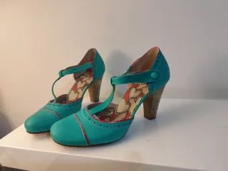 Zapatos de tacón con T-strap y estampado de corazo
