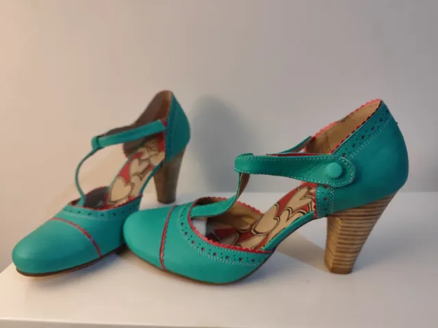 Zapatos de tacón con T-strap y estampado de corazo