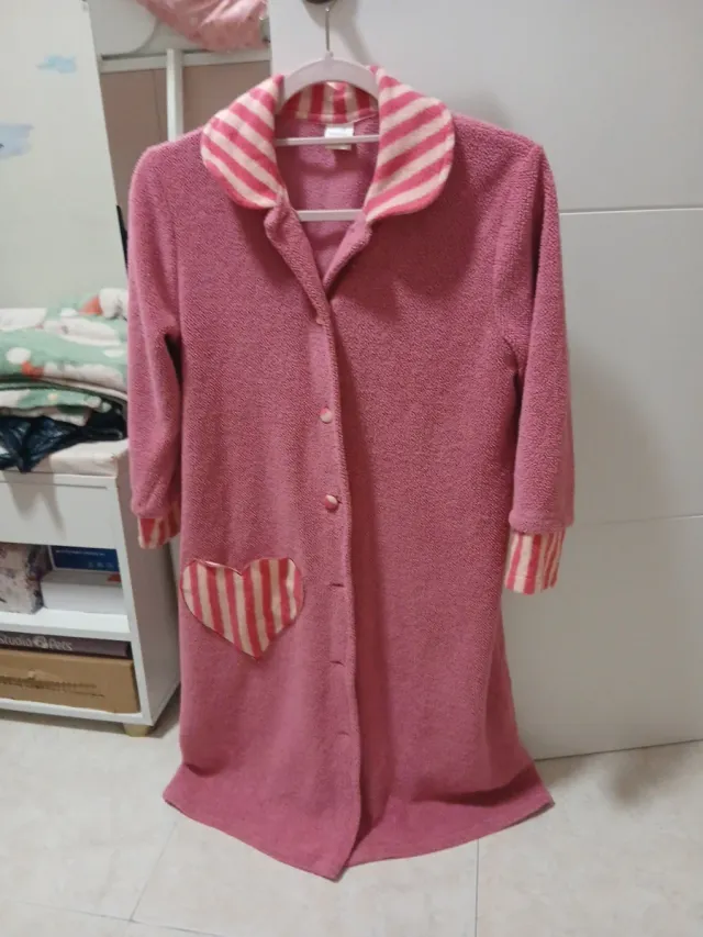Bata de calidad color rosa talla 12 con corazón