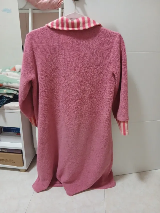 Bata de calidad color rosa talla 12 con corazón