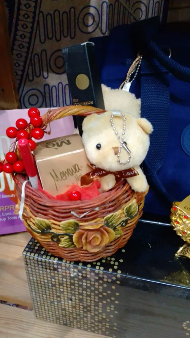 Cesta de Navidad con Peluche y Cosméticos