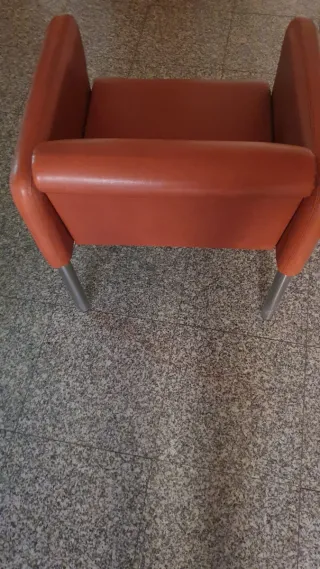 Sillones en piel marrón.