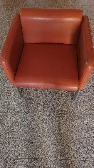 Sillones en piel marrón.