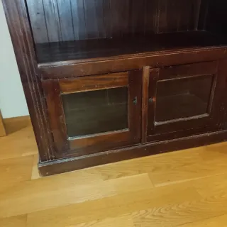Librería de madera con puertas