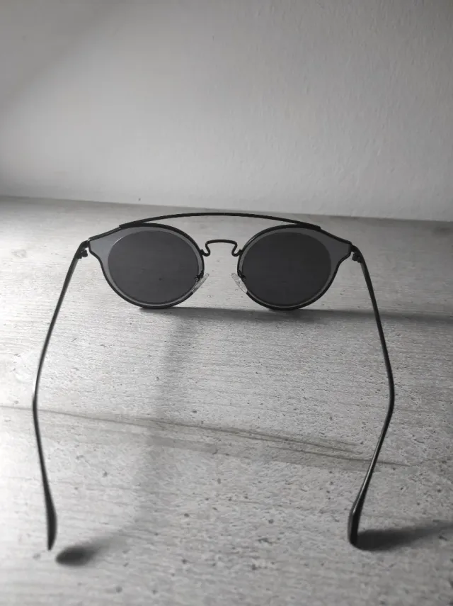 Gafas de sol negras marca genérica