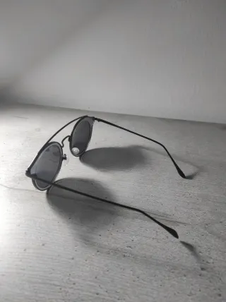 Gafas de sol negras marca genérica