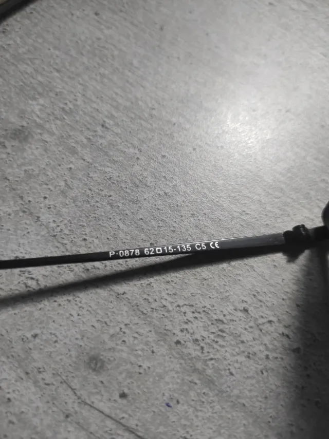 Gafas de sol negras marca genérica