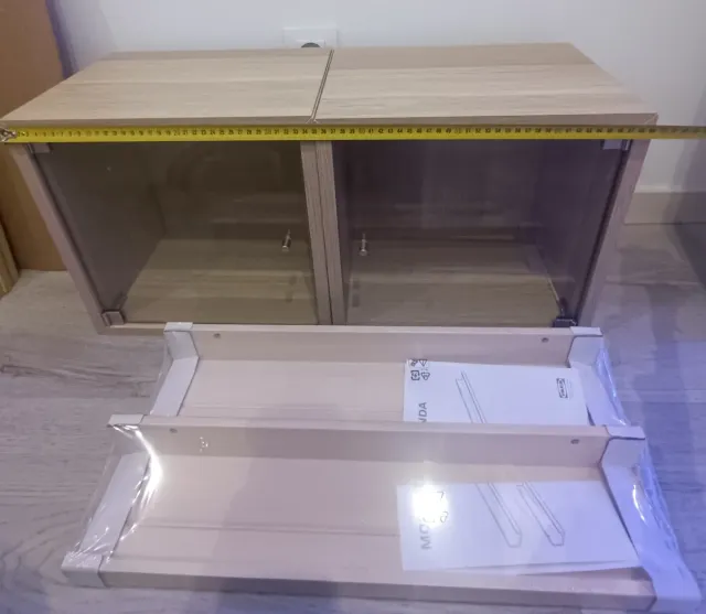 2 vitrinas y 2 estanterías de madera