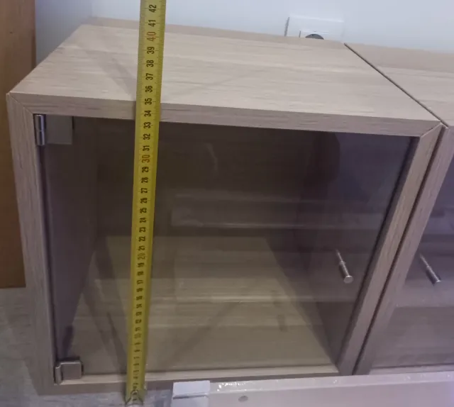 2 vitrinas y 2 estanterías de madera