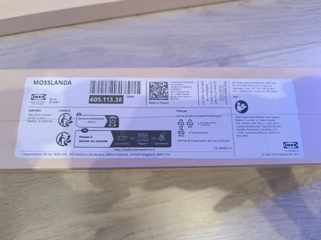 2 vitrinas y 2 estanterías de madera