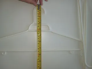 Lote de 10 perchas de plástico blancas.