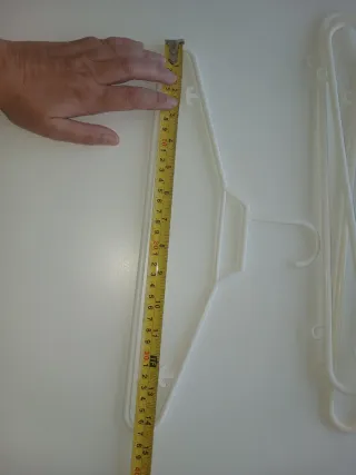 Lote de 10 perchas de plástico blancas.