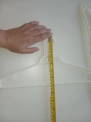 Lote de 10 perchas de plástico blancas.