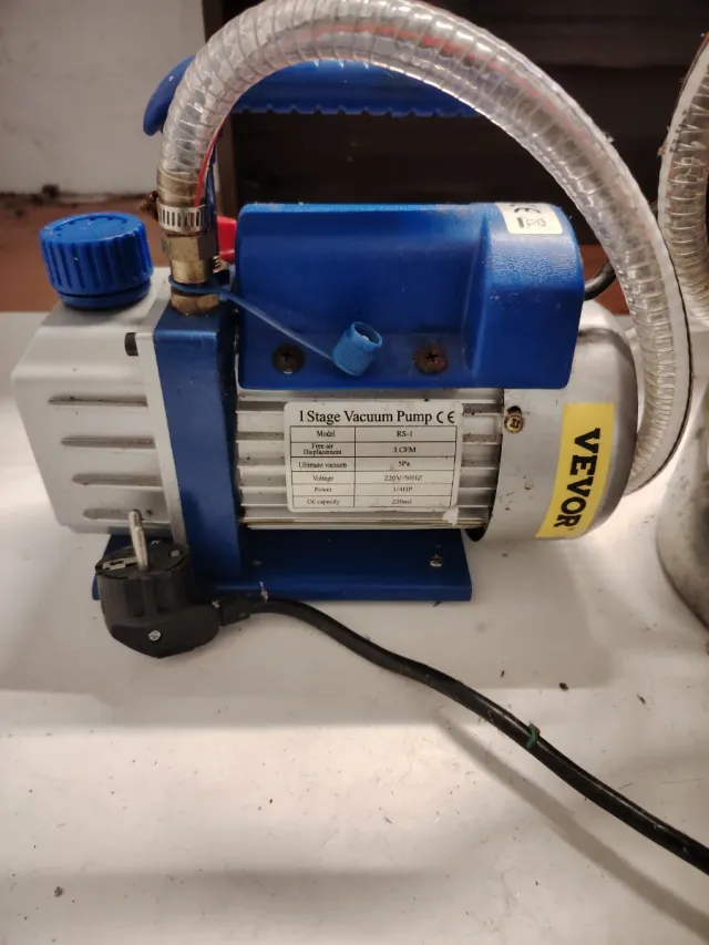 Bomba de vacío con manómetro.