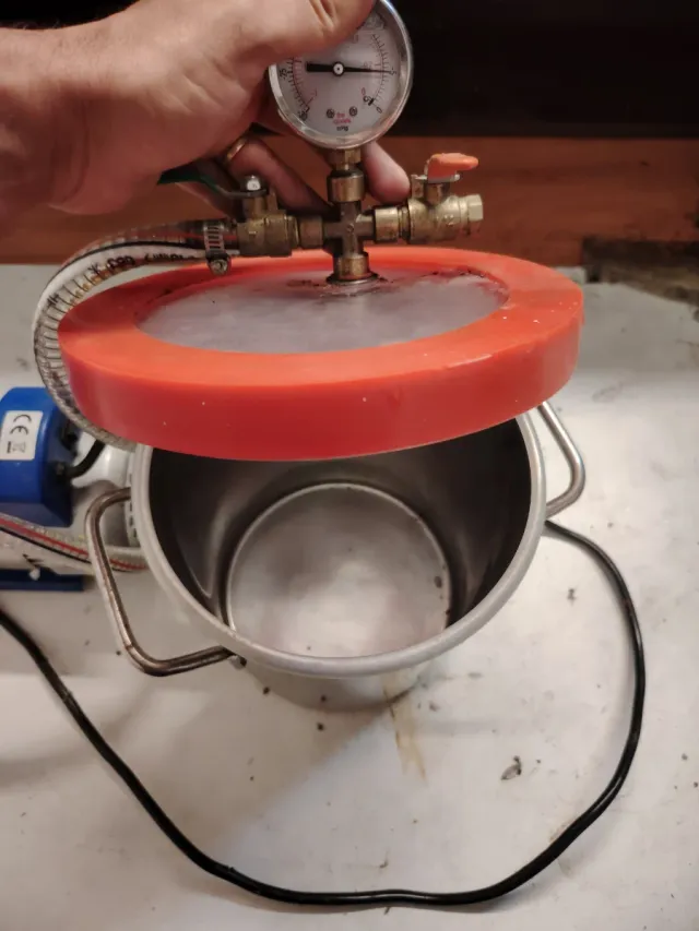 Bomba de vacío con manómetro.