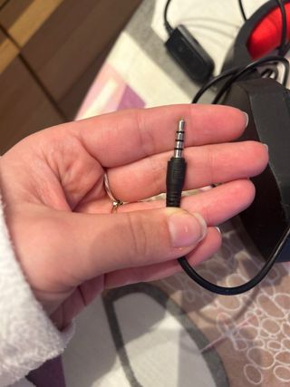 Auriculares negros y rojos