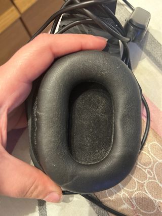 Auriculares negros y rojos