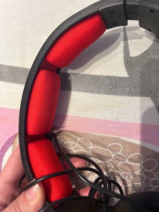 Auriculares negros y rojos
