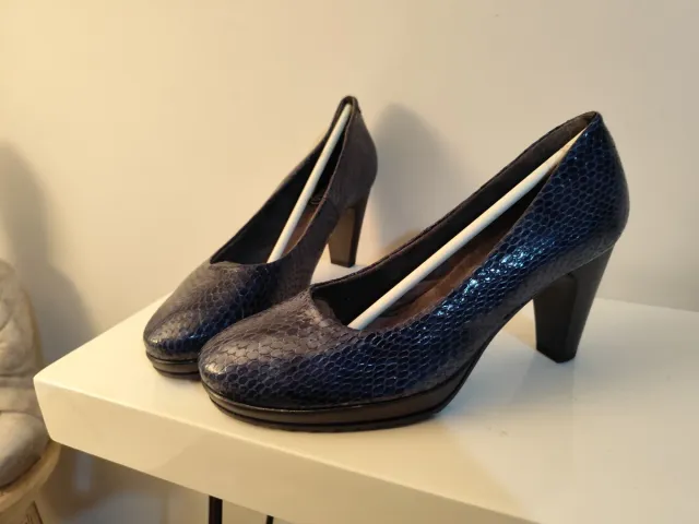 Zapatos de tacón azul con textura
