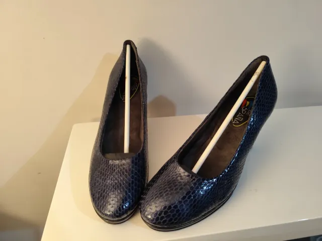 Zapatos de tacón azul con textura