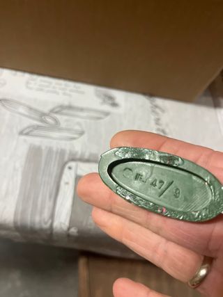 Personaggio presepe con ascia e ceppo