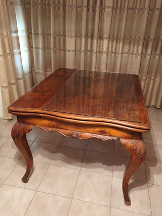 Mesa de comedor antigüa de madera