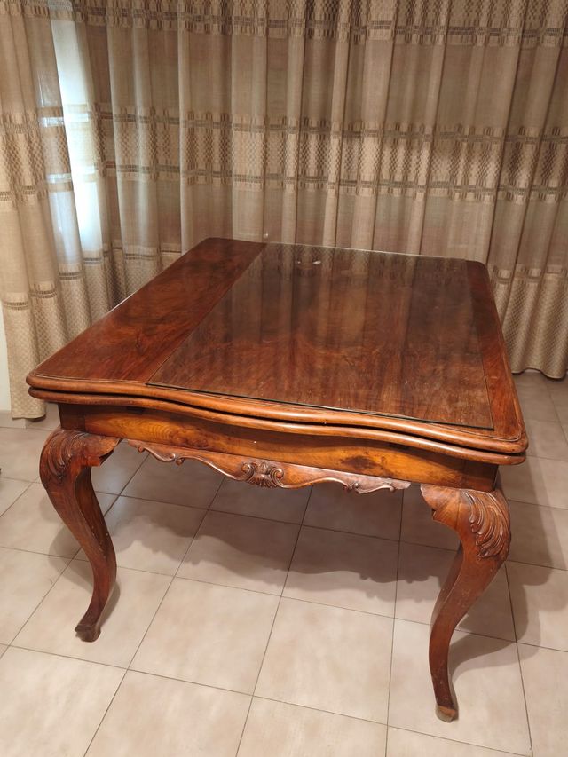 Mesa de comedor antigüa de madera