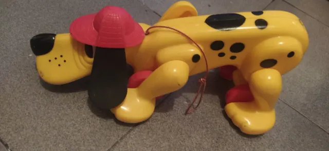 Perro de juguete amarillo con ruedas