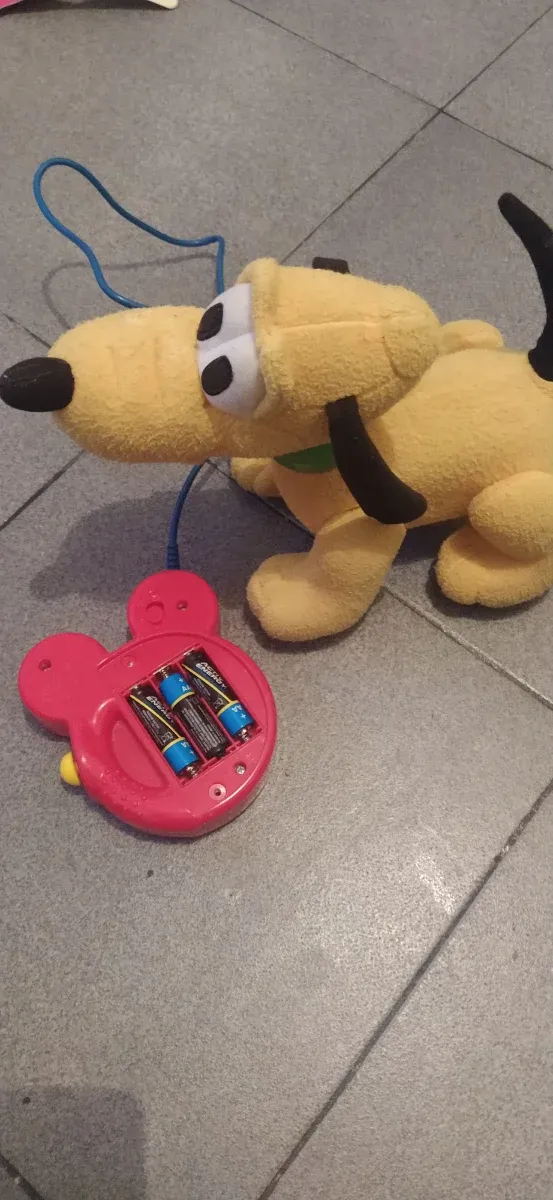 Perro de juguete amarillo con ruedas