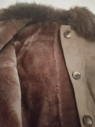 Abrigo largo antelina con cuello pelo