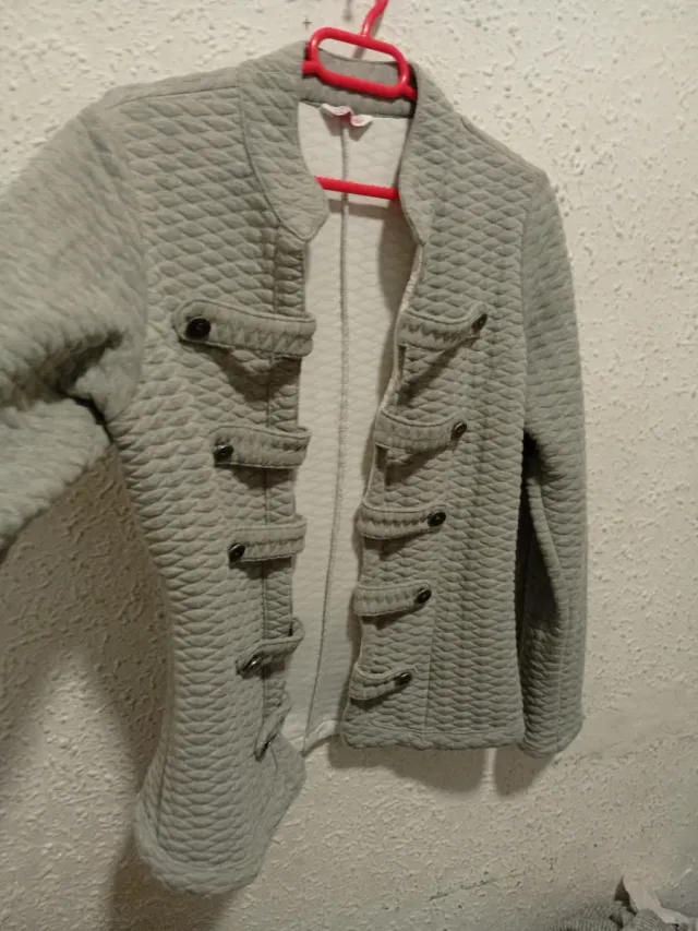 Chaqueta gris acolchada
