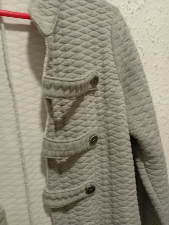 Chaqueta gris acolchada