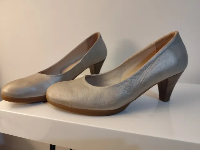 Zapatos de salón beige y plateados