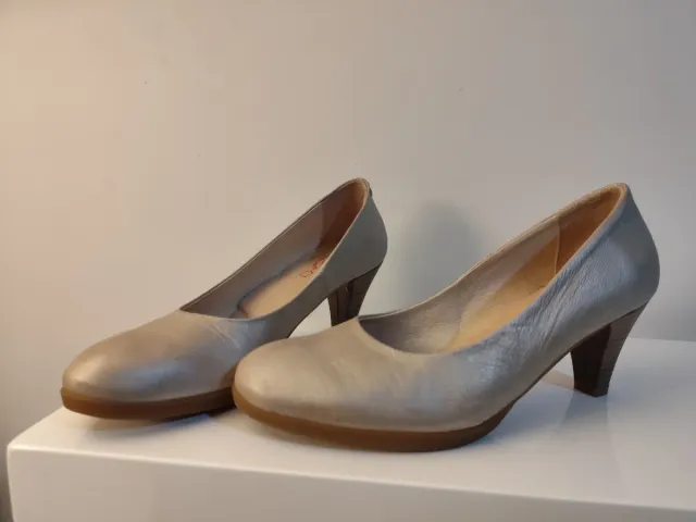 Zapatos de salón beige y plateados