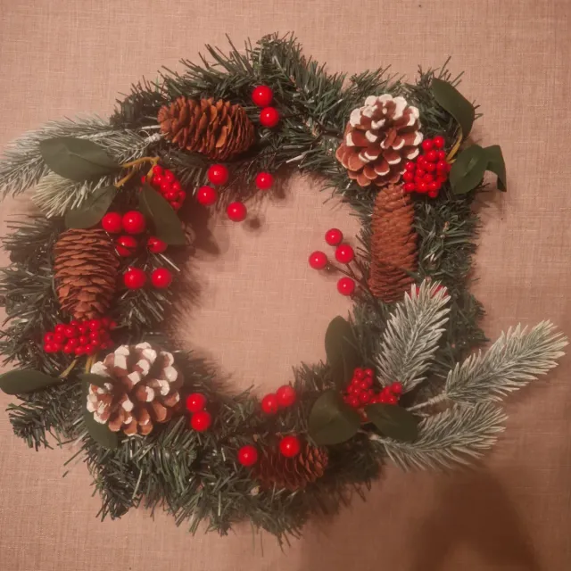 Corona Navideña con Piñas y Bayas