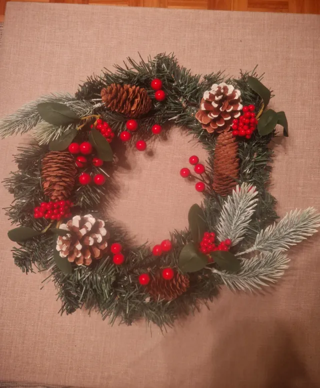 Corona Navideña con Piñas y Bayas