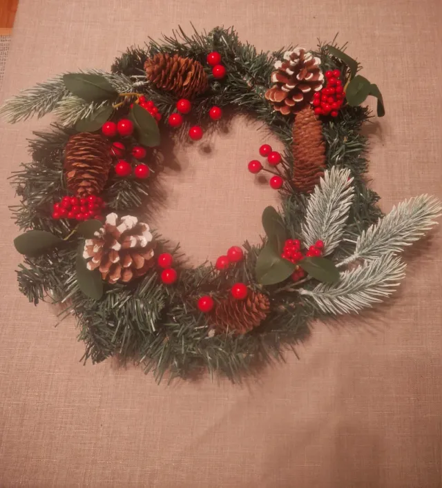 Corona Navideña con Piñas y Bayas