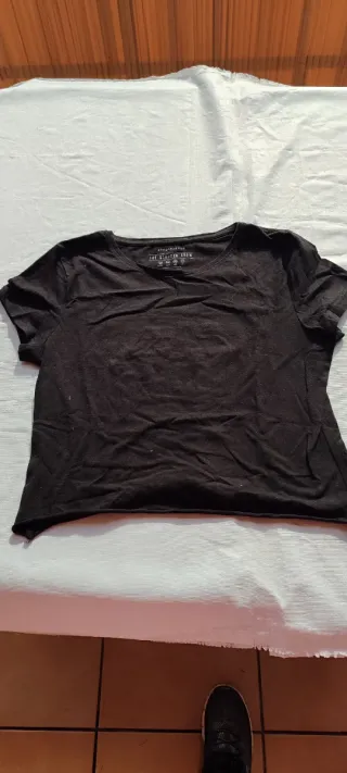 Camiseta negra con texto IT COULD BE WORSE