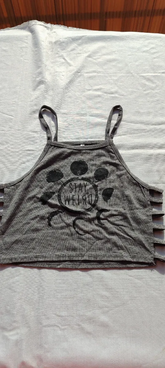 Camiseta negra con texto IT COULD BE WORSE