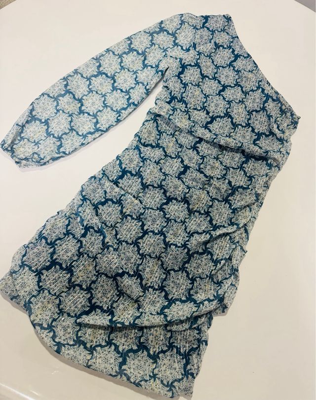 Vestido Mango Talla XS (un solo uso) asimetrico.