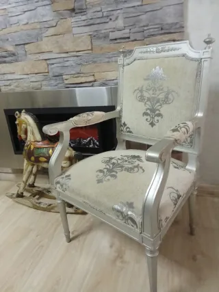 Sillón antiguo de madera y tela