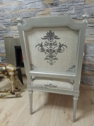 Sillón antiguo de madera y tela