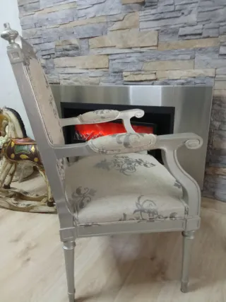 Sillón antiguo de madera y tela