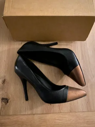 Zapatos de tacón negros y dorados