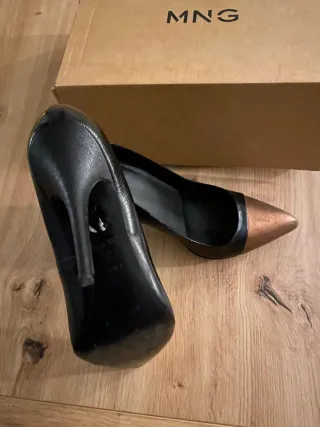 Zapatos de tacón negros y dorados