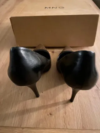 Zapatos de tacón negros y dorados